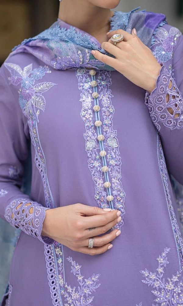 Lawn chiken kari 3p unstitched heavy embroidered suit